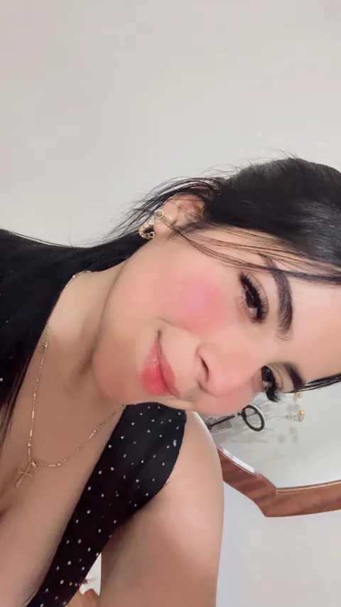Selene from Venezuela, online now on Chat Avenue