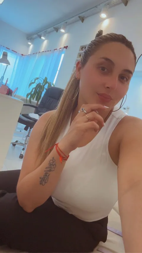 Yasmín from Argentina, online now on Chat Avenue